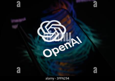 Paris, Frankreich – 9. September 2026: OpenAI-Logo, das mit einem abstrakten, farbenfrohen Hintergrund aus flüssiger Lichtkunst präsentiert wird. Stockfoto