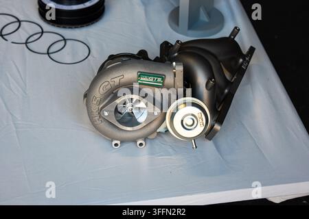 Kemptthal, Zürich, Schweiz, 6. September 2026. Hochwinkelaufnahme eines HKS GT III Aftermarket-Leistungsturboladers und -Manifolds auf einem Tisch. Stockfoto