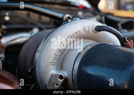 Kemptthal, Zürich, Schweiz, 6. September 2026. Detaillierte Nahaufnahme eines BorgWarner-Nachbau-Turboladerkompressorgehäuses in einem Motorraum. Stockfoto