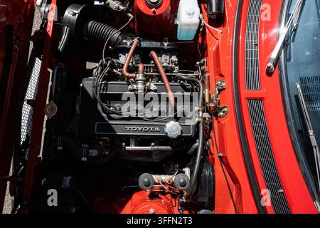 Kemptthal, Zürich, Schweiz, 6. September 2026. Blick von oben auf ein klassisches Toyota-Motorraum, umgeben von hellroter Oldtimer-Karosserie. Stockfoto