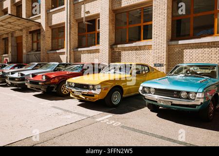 Kemptthal, Zürich, Schweiz, 6. September 2026. Klassische 1970er Toyota Celica TA22 Coupé und 1980er Celica Supra A60 Modelle, die in Motorworld Kempt geparkt sind Stockfoto