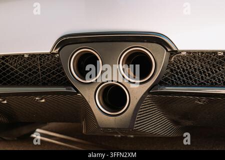 Kemptthal, Zürich, Schweiz, 6. September 2026. Hintere Nahaufnahme des berühmten invertierten Dreieck-Dreifachauspuffsystems und des Carbonfaser-Diffusors o Stockfoto