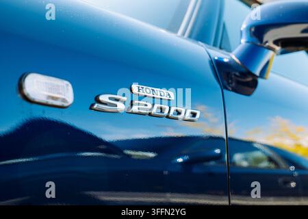 Kemptthal, Zürich, Schweiz, 6. September 2026. Detaillierte Nahaufnahme eines Chrom-Emblems der Honda S2000 am Seitenschweller auf glänzendem Blau. Stockfoto