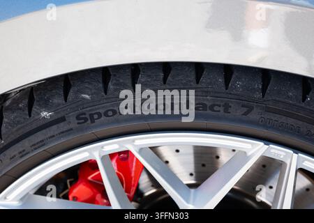 Kemptthal, Zürich, Schweiz, 6. September 2026. Nahaufnahme der Seitenwandbeschriftung des SportContact 7 Reifens mit einem roten Bremssattel und einer silbernen BBS-Felge dahi Stockfoto
