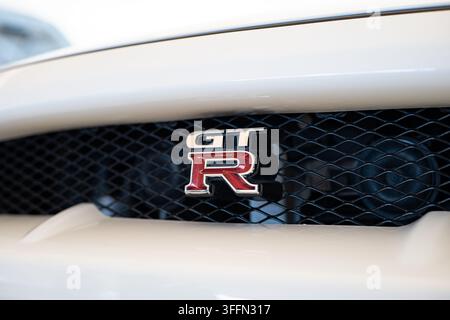 Kemptthal, Zürich, Schweiz, 6. September 2026. Detaillierte Nahaufnahme des GT-R-Emblems auf dem vorderen schwarzen Honeycomb-Mesh-Gitter eines weißen Autos. Stockfoto