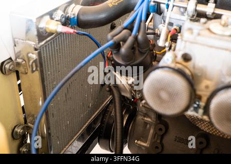 Kemptthal, Zürich, Schweiz, 6. September 2026. Detaillierte Nahaufnahme eines Nissan-Motorblocks, der mit einem Hochleistungs-Aluminiumkühler verbunden ist. Stockfoto
