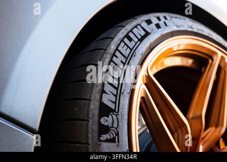 Kemptthal, Zürich, Schweiz, 6. September 2026. Nahaufnahme des Michelin-Logos und des Profils eines Sportwagens mit bronzefarbenen Aluminiumrädern. Stockfoto