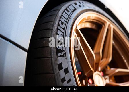 Kemptthal, Zürich, Schweiz, 6. September 2026. Detaillierte Aufnahme einer Michelin-Sportreifen-Seitenwand, die das Profilmuster und eine Bronzebandfelge zeigt. Stockfoto