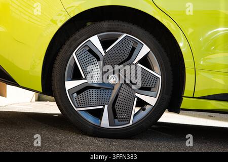 Kemptthal, Zürich, Schweiz, 6. September 2026. Nahaufnahme eines modernen aerodynamischen Aluminiumrads mit Skoda-Logo und einem montierten Continental-Reifen Stockfoto