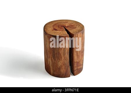 Rustikaler geteilter Holzblockhocker isoliert auf Weiß Stockfoto