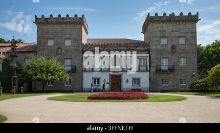 Vigo, Spanien, 22. August 2026, Außenaufnahme des imposanten Pazo Quinones de Leon im Castrelos-Park in Vigo. Seine steinerne Fassade mit symmet Stockfoto