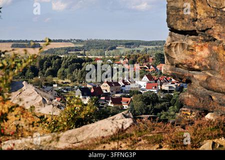 09.09.2026 Blick von der Teufelsmauer hinunter zur Ortschaft Weddersleben im Landkreis Harz in Sachsen-Anhalt. Hier bietet sich Besuchern auch der schönste und spektakulärste Abschnitt dieser Sandsteinformation. Weddersleben Sachsen-Anhalt Deutschland *** 9. September 2026: Blick von der Teufelsmauer hinunter zur Ortschaft Weddersleben im Landkreis Harz in Sachsen-Anhalt. Hier können Besucher den schönsten und spektakulärsten Abschnitt dieser Sandsteinformation genießen. Weddersleben, Sachsen-Anhalt, Deutschland Stockfoto