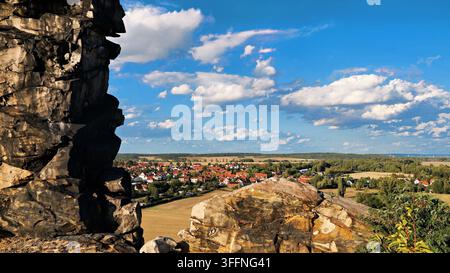 09.09.2026 Blick von Teufelsmauer hinunter zur Ortschaft Weddersleben im Landkreis Harz in Sachsen-Anhalt. Hier bietet sich Besuchern auch schönste und spektakulärste Abschnitt dieser Sandsteinformation. Weddersleben Sachsen-Anhalt Deutschland *** 9. September 2026: Blick von der Teufelsmauer hinunter auf das Dorf Weddersleben im Landkreis Harz in Sachsen-Anhalt. Hier können Besucher den schönsten und spektakulärsten Abschnitt dieser Sandsteinformation genießen: Weddersleben, Sachsen-Anhalt, Deutschland Stockfoto
