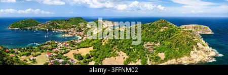 Panoramische Luftaufnahme der Insel Terre-de-Haut, ihrer Bucht und der üppigen grünen Hügel in Les Saintes, Guadeloupe, Karibik. Stockfoto