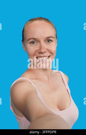 Frau lächelt, zeigt Glück und Freude, während sie ein Selfie macht Stockfoto