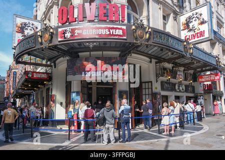 Theatergäste kommen zu einer Matineevorstellung von Oliver The Musical im Gielgud Theatre, Shaftesbury Avenue, London, UK Stockfoto