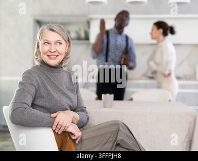 Ältere Frauen freuen sich, wenn Ehepaare streiten Stockfoto