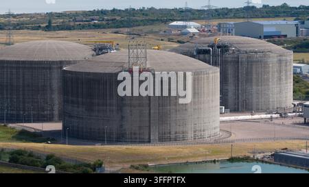 Luftbild des Grain LNG-Terminals in Kent, England, mit großen Flüssigerdgas-Speichertanks, Pipelines und industriellen Energieinfrastrukturen Stockfoto