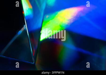 Abstrakte Nahaufnahme eines Glasprismas, das lebendige Regenbogenlichtstrahlen vor dunklem Hintergrund bricht und ein futuristisches, technik inspiriertes Spektrum mit lu Stockfoto