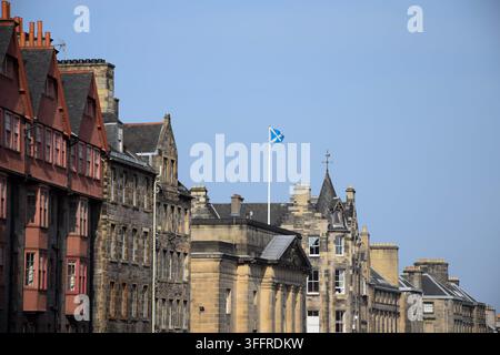 Schottische Flagge, die über traditionellen Häusern in Edinburgh, Schottland, weht Stockfoto