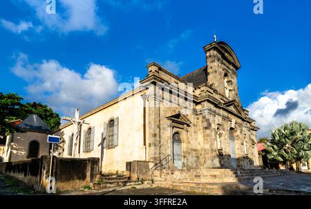 Außenansicht der Kathedrale Unserer Lieben Frau von Guadeloupe unter einem blauen Himmel in Basse-Terre, Guadeloupe, Karibik-Frankreich Stockfoto