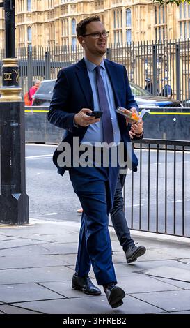 London, England, UK. 9. September 2026. Der ehemalige Chefsekretär des Premierministers und Labour-Abgeordnete Darren Jones geht entlang des Old Palace Yard. Credit: Ian Humphreys/Alamy Live News Stockfoto