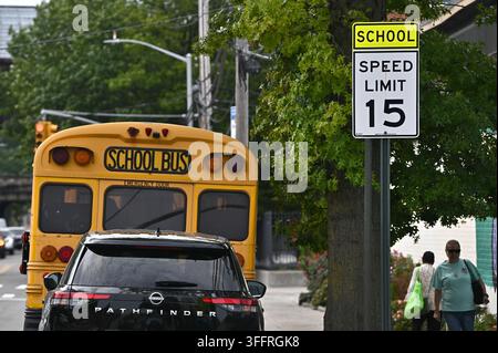 USA. 09. Sep, 2026. Ein Geschwindigkeitsbegrenzungsschild vor einer öffentlichen Schule in New York City zeigt 15 MPH an, als der Bürgermeister von New York City, Zohran Mamdani, die Senkung der Geschwindigkeitsbegrenzung von 20 MPH auf 15 MPH in der Umgebung von 800 Stadtschulen im Stadtteil Queens, NY, am 9. September 2026 bekannt gibt. Diese Geschwindigkeitsbegrenzungserhöhung erweitert die Durchsetzung von 'Sammys Gesetz', einer staatlichen Gesetzgebung zur Eindämmung gefährlicher Fahrweise. (Foto von Anthony Behar/Sipa USA) Credit: Sipa USA/Alamy Live News Stockfoto