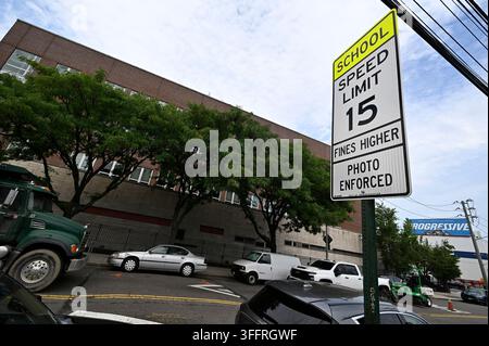 USA. 09. Sep, 2026. Ein Geschwindigkeitsbegrenzungsschild vor einer öffentlichen Schule in New York City zeigt 15 MPH an, als der Bürgermeister von New York City, Zohran Mamdani, die Senkung der Geschwindigkeitsbegrenzung von 20 MPH auf 15 MPH in der Umgebung von 800 Stadtschulen im Stadtteil Queens, NY, am 9. September 2026 bekannt gibt. Diese Geschwindigkeitsbegrenzungserhöhung erweitert die Durchsetzung von 'Sammys Gesetz', einer staatlichen Gesetzgebung zur Eindämmung gefährlicher Fahrweise. (Foto von Anthony Behar/Sipa USA) Credit: Sipa USA/Alamy Live News Stockfoto