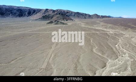 Luftbilddrohnenaufnahme der Nazca-Linien-Geoglyphen und des Wüstenplateaus, Nazca, Region Ica, Peru. Antiker UNESCO-Weltkulturerbestand vom Himmel aus. Stockfoto