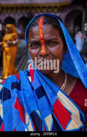 Indische Frau in traditionellem Sari-Porträt Stockfoto