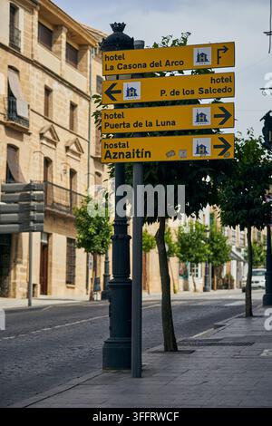 Hotel-Hinweisschilder in einer historischen Straße in Baeza, Provinz Jaén, Andalusien, Spanien. 17. August 2026 Stockfoto