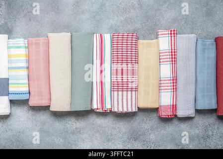Bunte Servietten aus Baumwolle und Leinen. Grauer Betonhintergrund. Draufsicht. Stockfoto
