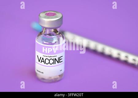 HPV-Human-Papillomvirus-Impfstoffflasche mit Spritze auf lila Hintergrund Stockfoto