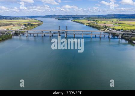 Luftaufnahme der historischen Harwood Bridge neben der neueren Pacific Highway Brücke, die den Clarence River in Harwood überspannt, und zeigt den Kontrast Stockfoto