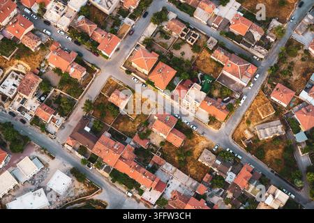 Luftaufnahme von einem Wohngebiet mit Straßen und Häusern von oben Stockfoto