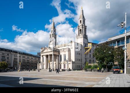 Die Art-Deco-Zwillings­türme der Leeds Civic Hall erheben sich an einem sonnigen Tag über dem Millennium Square in Leeds, West Yorkshire, England, UK Stockfoto
