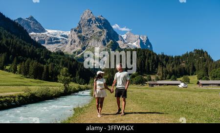 Paar genießt einen romantischen Spaziergang Hand in Hand durch das Rosenlaui-Tal in der Schweiz. Stockfoto