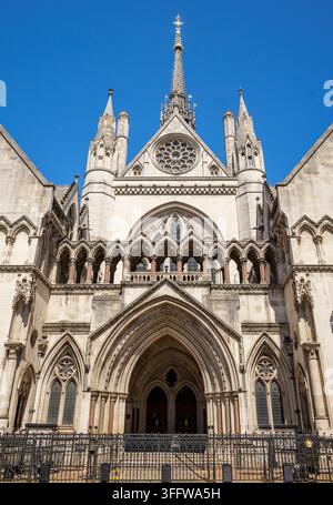 London - 07 24 2022: Strand Gotisch-neuer Renaissance-Fassade des Central London County Court mit Rosettenfenster. Gotisch-neue Renaissance-Steinfassade mit großem Spitzbogen Stockfoto