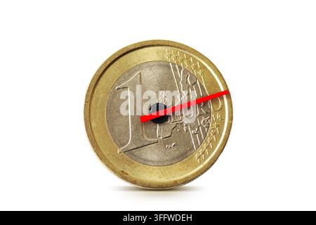 Euro-Münze mit Tachometerzeiger auf weißem Hintergrund - Konzept des Euro-Wachstumsraten Stockfoto