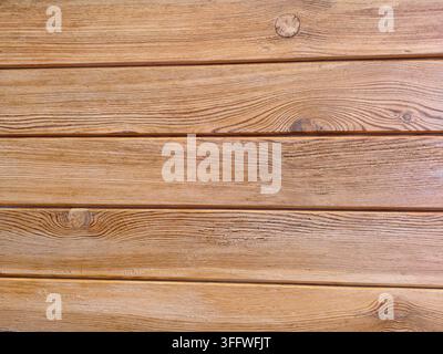 Nahaufnahme der braunen Holzplankenstruktur auf einer Hauswandverkleidung. Stockfoto