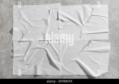 Urbaner Street-Art-Mockup, leere zerrissene Papierplakate an einer Betonwand für Werbung und Grafikdesign-Brandingvorlage mit faltiger Textur und Falten Stockfoto