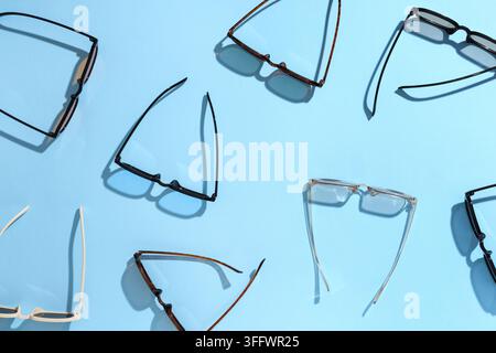 Vision care und Augengesundheit, Sammlung verschiedener Brillen und Sonnenbrillen auf blauem Hintergrund für den Optik-Einzelhandel und Modeaccessoires Stockfoto
