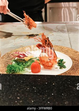 Nahaufnahme der Hand eines traditionellen japanischen Omakase-Premium-Kochs Stockfoto