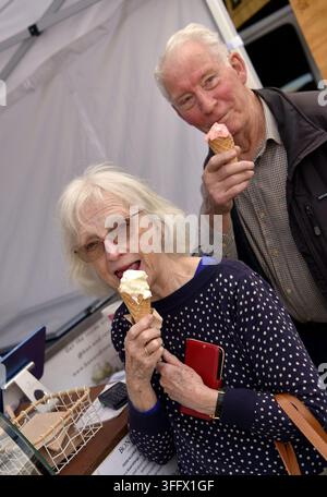 Alton Flavourfest, Public Gardens, Alton, Hampshire, UK 6. September 2026. Älteres Paar genießt eine Eiswaffel. Stockfoto