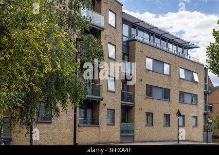 Zeitgenössischer Wohnblock mit Glasbalkonen Stockfoto
