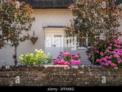 Ein ländliches Strohdachhaus in Sidlesham Quay, West Sussex, ein Küstenästuar im Hafen von Pagham. Stockfoto