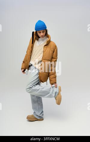 Ein stilvoller junger Mann posiert selbstbewusst in einer modernen Inneneinrichtung. Stockfoto