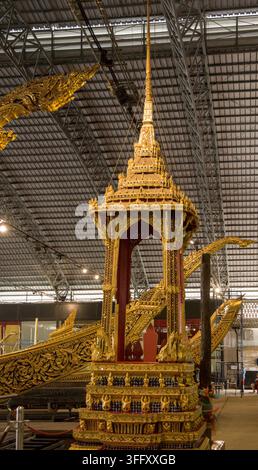 Vertikale Perspektive eines kunstvollen traditionellen goldenen, gestuften Thronpavillons namens Busabok, der auf einem historischen königlichen Zeremonien-Schiff im Museum montiert ist Stockfoto