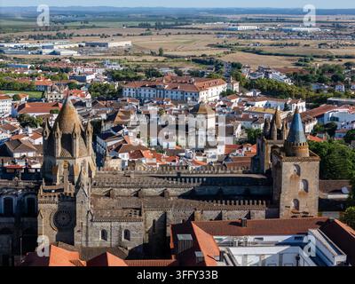 Luftaufnahme der Kathedrale von Évora mit ihren Türmen, die über dem historischen Stadtzentrum aufragen, umgeben von Ziegeldächern und der Landschaft von Ev Stockfoto