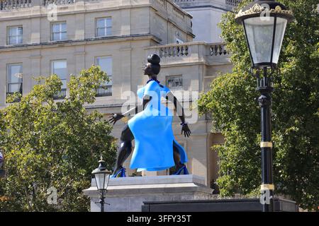Das neue Fourth-Plinth-Kunstwerk, Lady in Blue, von der Künstlerin Tschabalala Self, die 5m hohe Skulptur soll eine junge, metropolitane Frau darstellen., auf dem Trafalgar Square, London, UK. Stockfoto